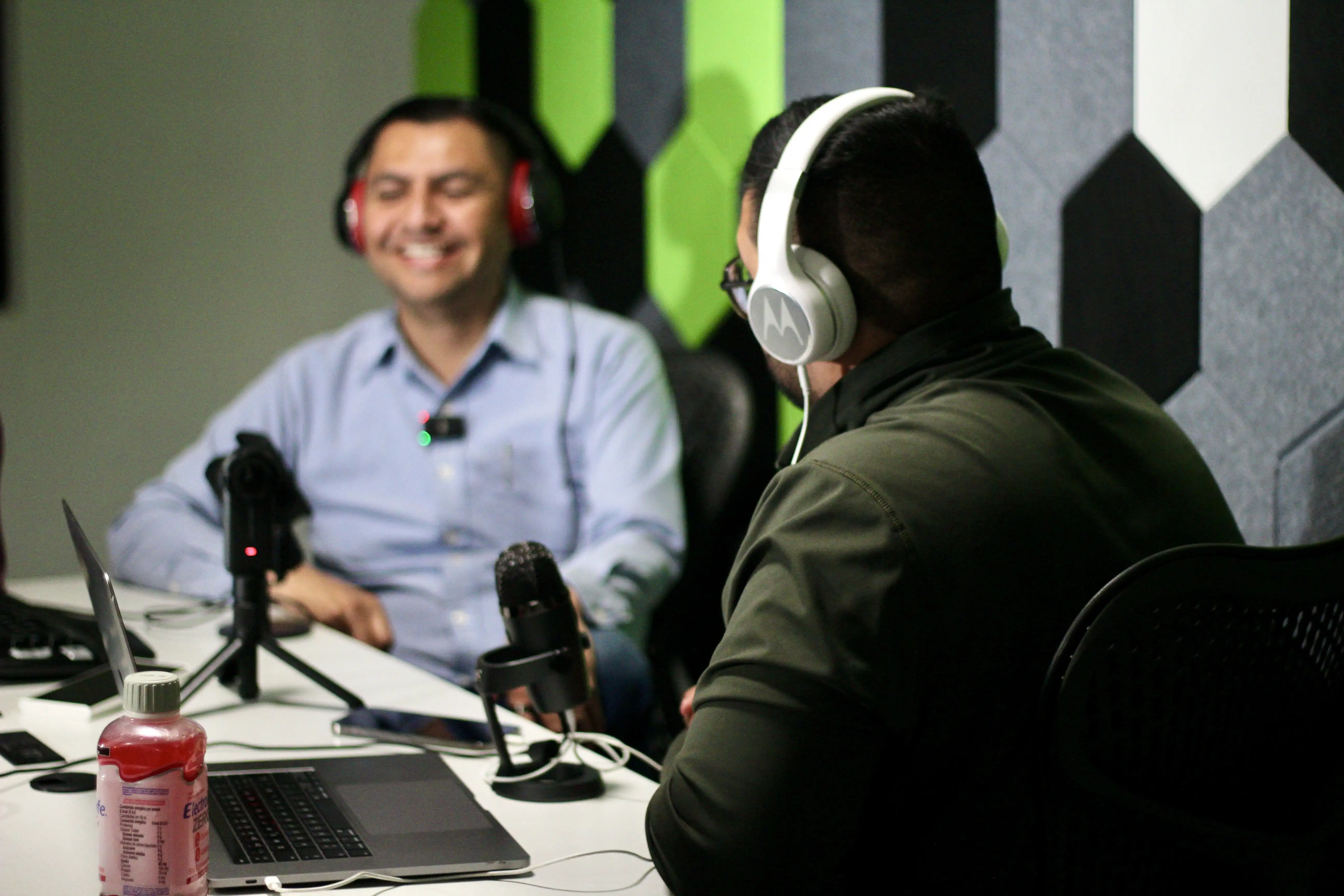 Dos personas conversando en un estudio de podcast.